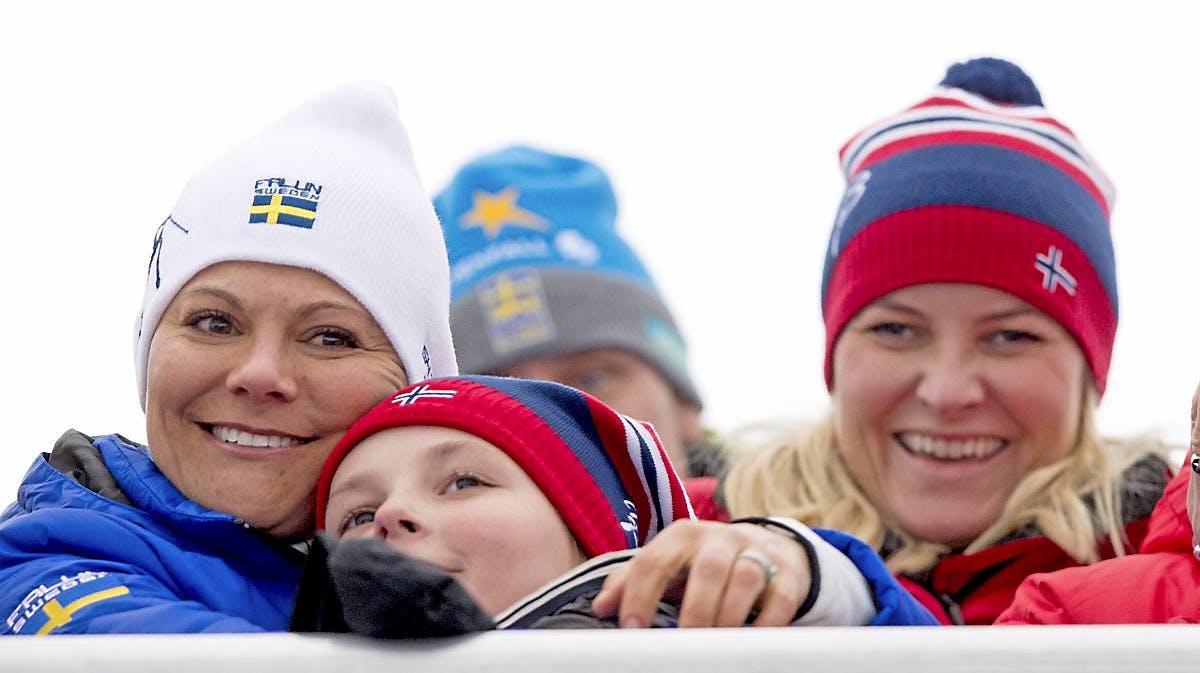 Kronprinsesse Victoria gav en stor krammer til prinsesse Ingrid, mens kronprinsesse Mette-Marit glad så på. Victoria er fadder til den norske tronfølger.