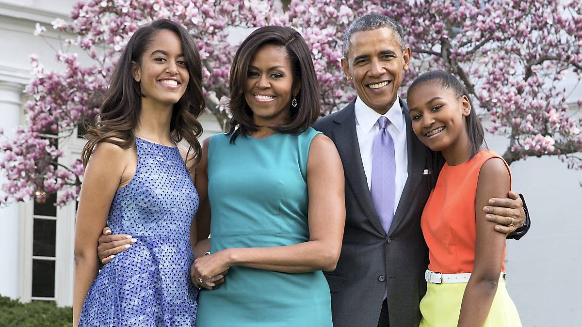 Barack og Michelle Obame med døtrene Sasha og Malia