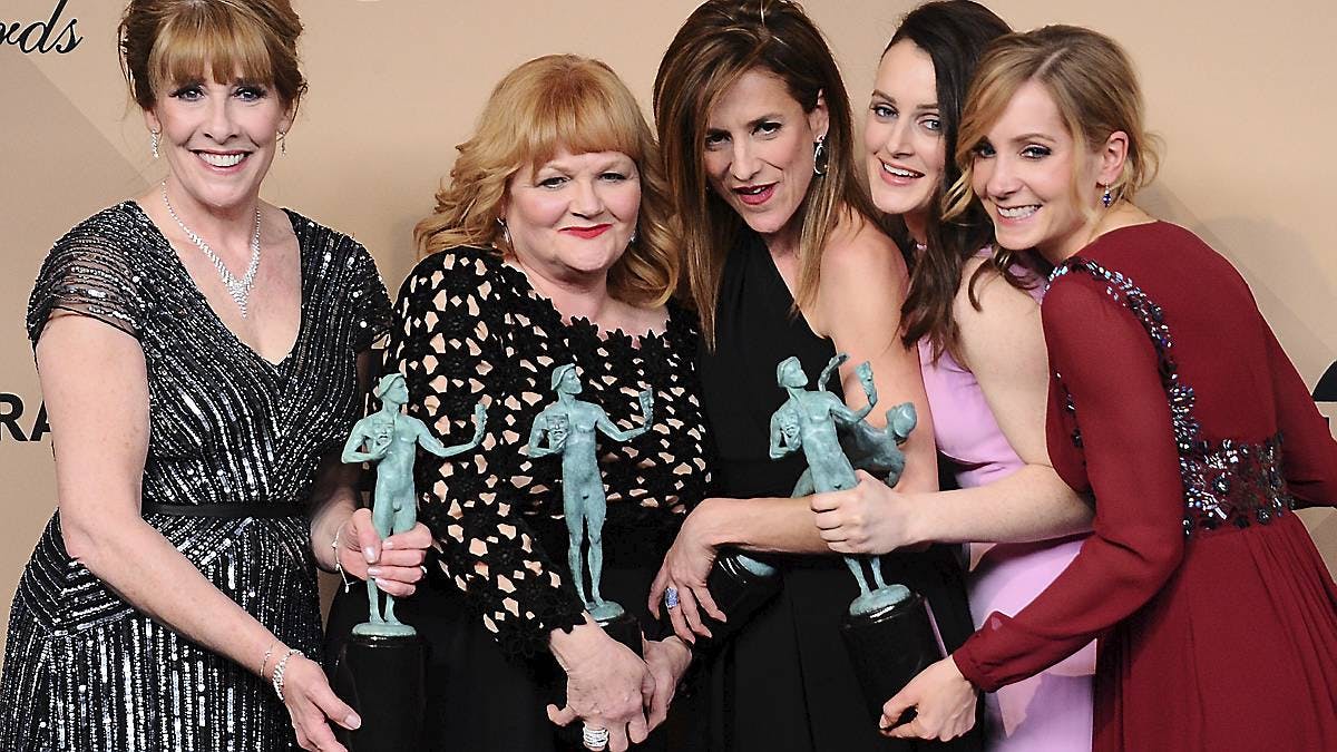 En håndfuld glade vindere fra &quot;Downton Abbey&quot;. Fra venstre er det Phyllis Logan, Lesley Nicol, Raquel Cassidy, Sophie McShera og Joanne Froggatt.