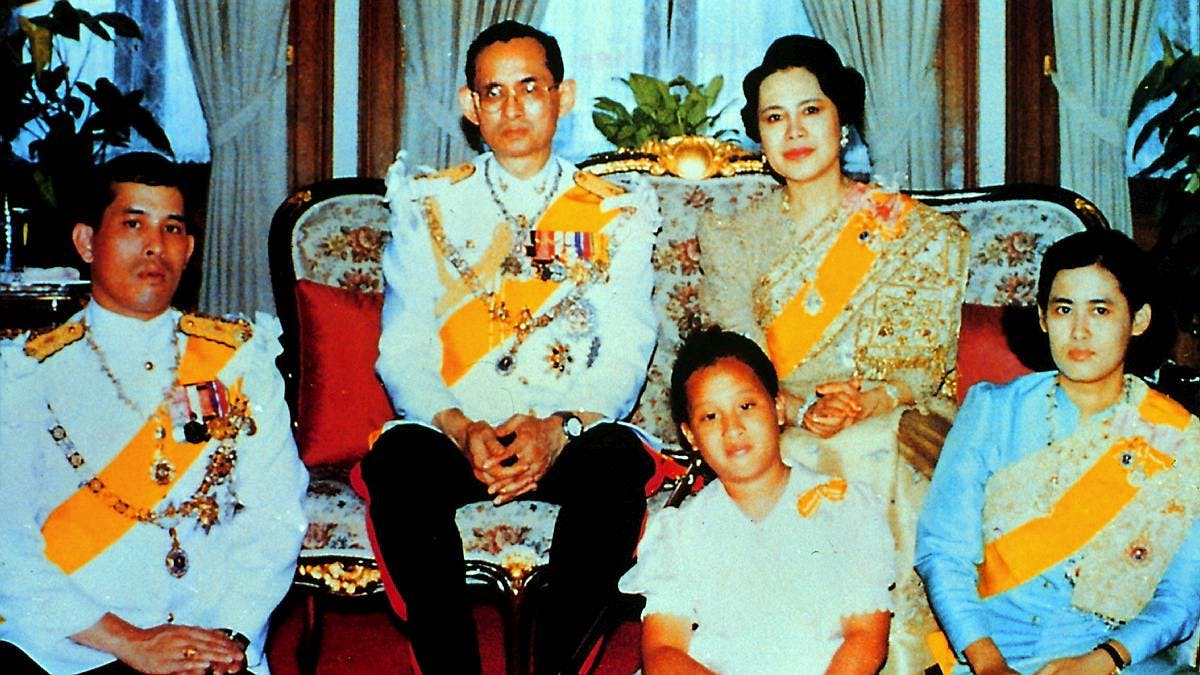Kong Bumibol ved sin og dronning Sirikits 60-års bryllupsdag i 2010.