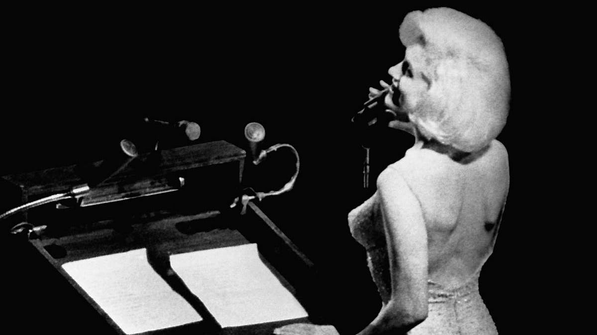 Marilyn Monroe i gang med den berømte fødselsdagssang.