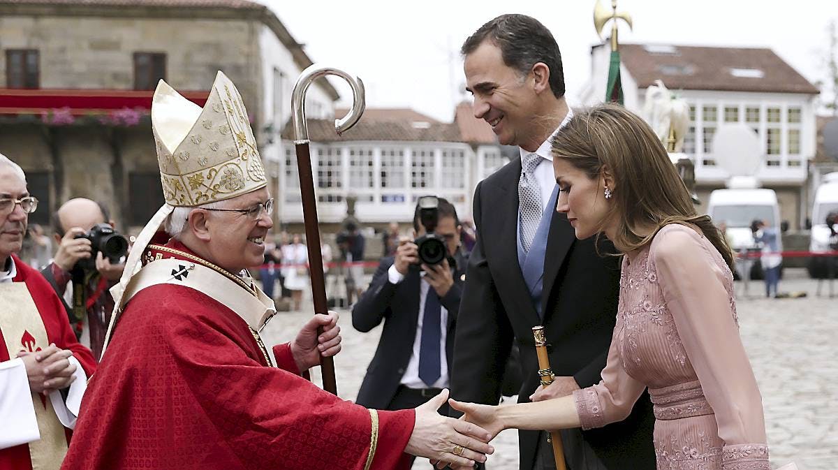 Det spanske kongepar hilste på biskoppen i Santiago de Compostela.