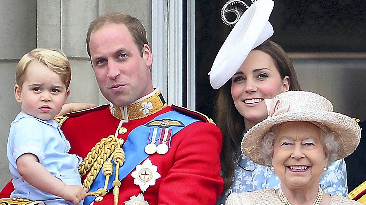 På armen af sin far stjal lille prins George totalt opmærksomheden på Buckingham Palace's balkon.