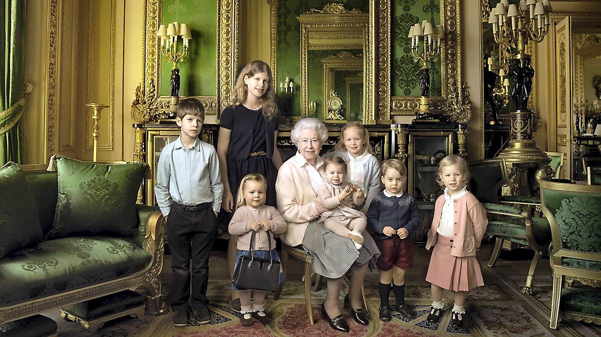 Dronning Elizabeth med sine oldebørn. Siden er lille prins Louis kommet til