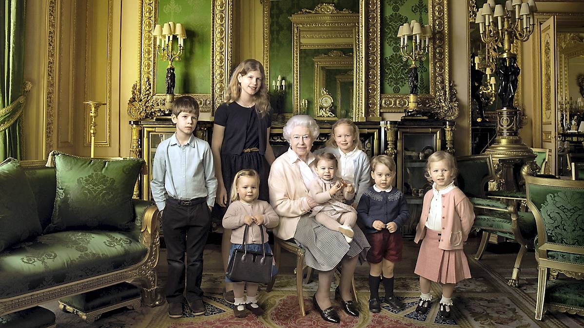 Dronning Elizabeth med sine oldebørn. Siden er lille prins Louis kommet til