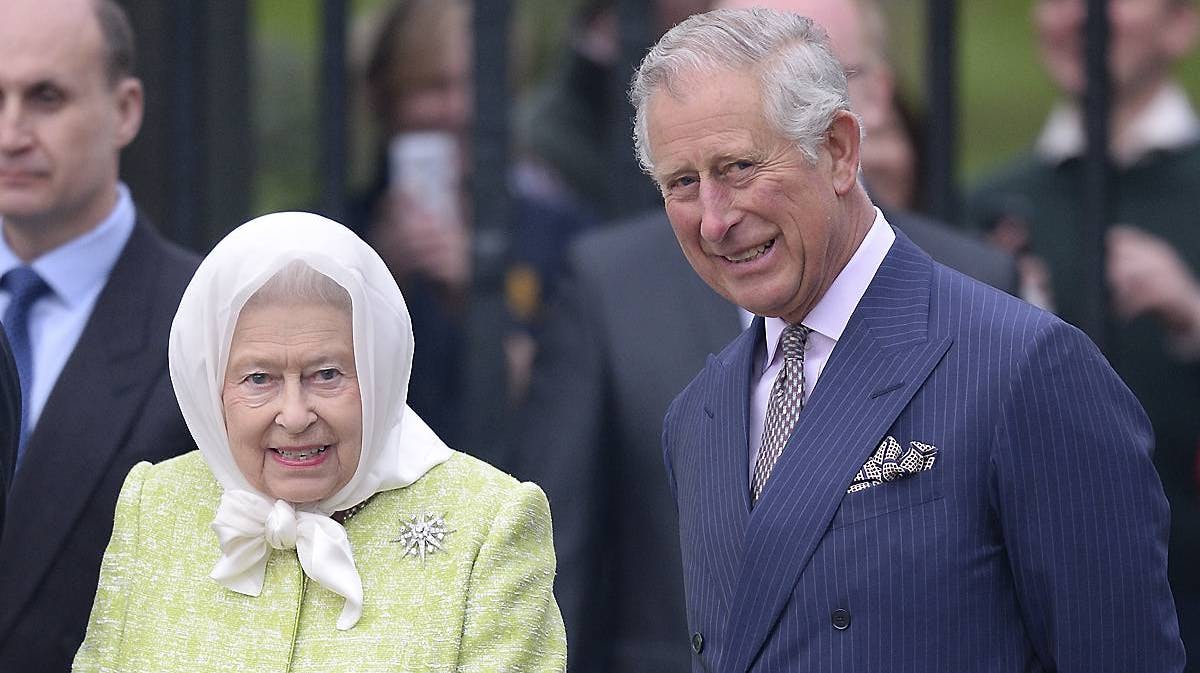 Dronning Elizabeth og prins Charles.