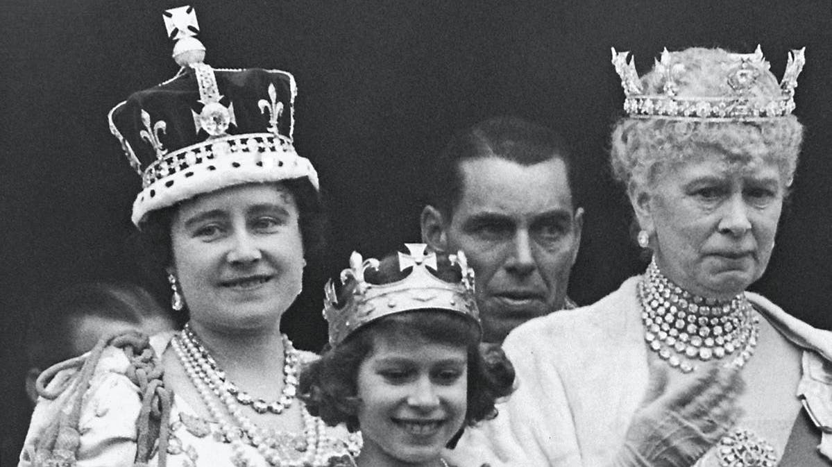 Dronningmoderen Elizabeth bar diamanten i sin krone ved sin mands kroning - her med sin datter, den daværende prinsesse Elizabeth, &nbsp;og sin mor, enkedronning Mary.