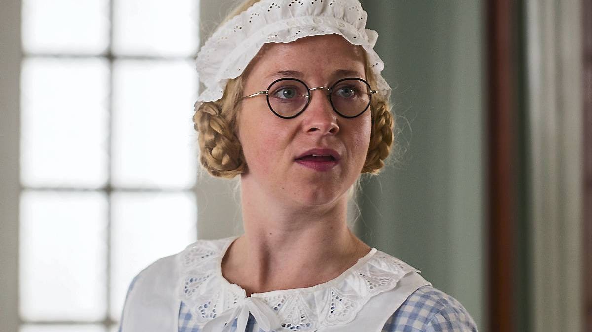 Ulla Vejby som Edith i "Badehotellet".