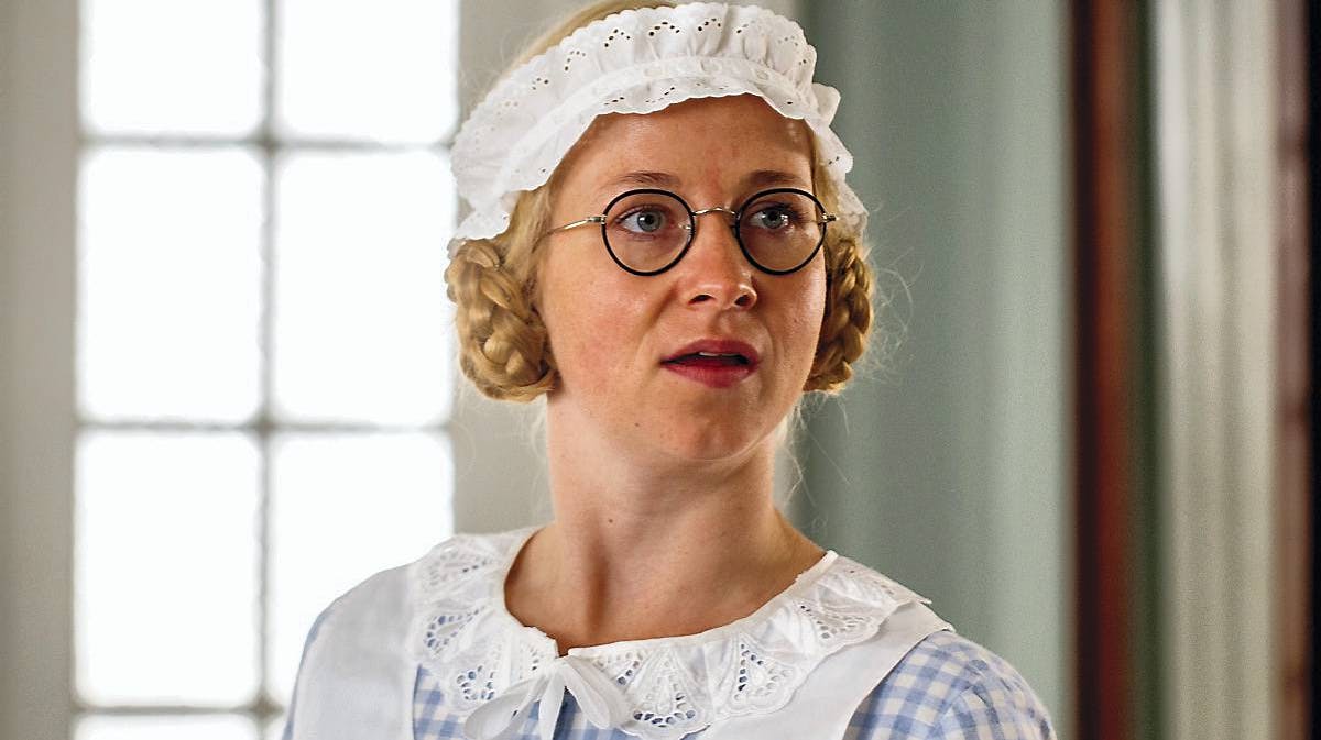 Ulla Vejby som Edith i "Badehotellet".