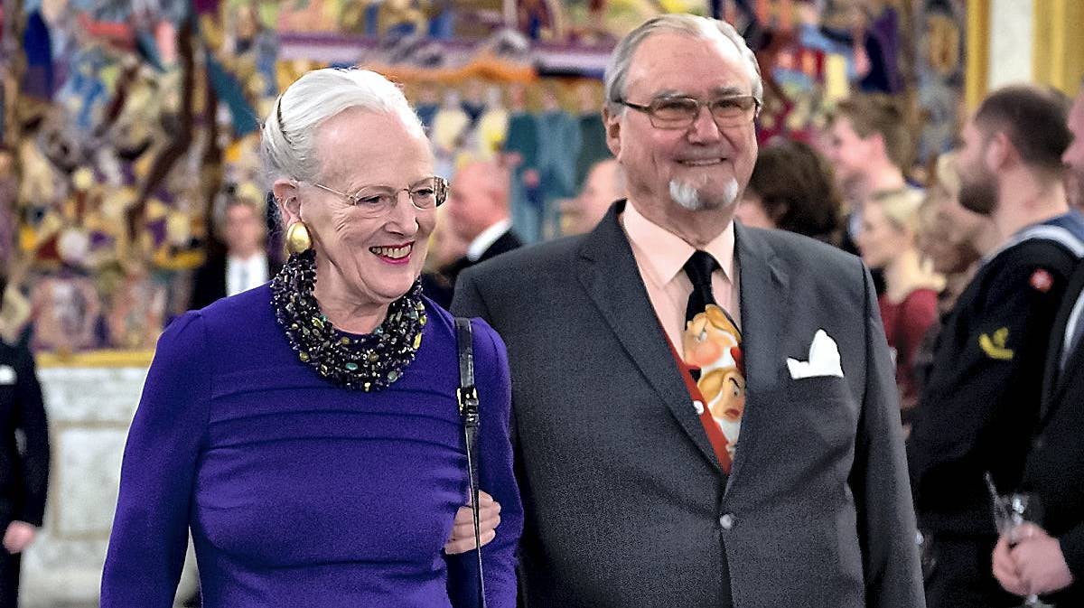 Dronning Margrethe og prins Henrik arm i arm på Christiansborg Slot den 13. december 2016.