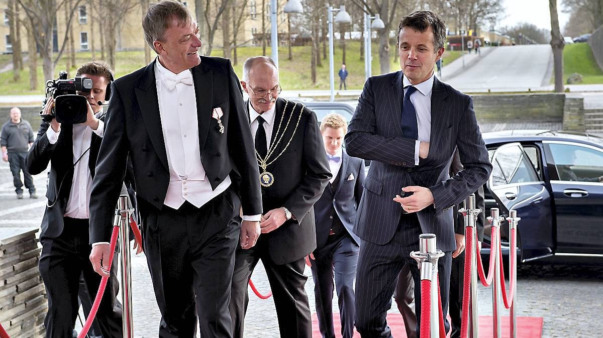 En særdeles veloplagt kronprins Frederik ankom i fin stil til Danmarks Tekniske Universitet, DTU?s årsfest i Kongens Lyngby.