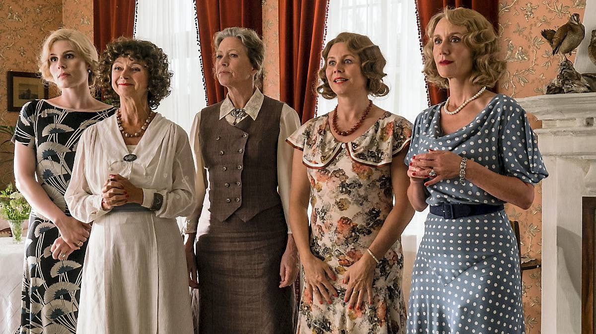 Birthe Neumann og Anette Støvelbæk i en scene fra "Badehotellet" - her omgivet af kollegerne Sonja Oppenhagen, Cecilie Stenspil og Anne Louise Hassing