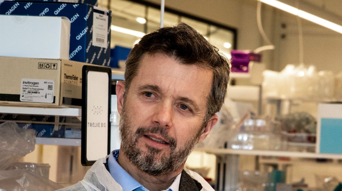 Kronprins Frederik på sin første kongelige opgave efter at have været i isolation.