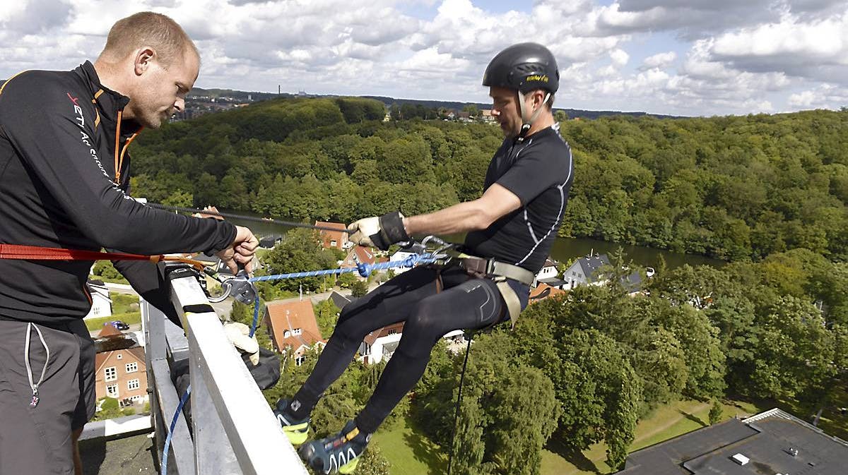 Vores seje kronprins Frederik klar til at rapelle ned fra det 52 meter høje Silkeborghus.