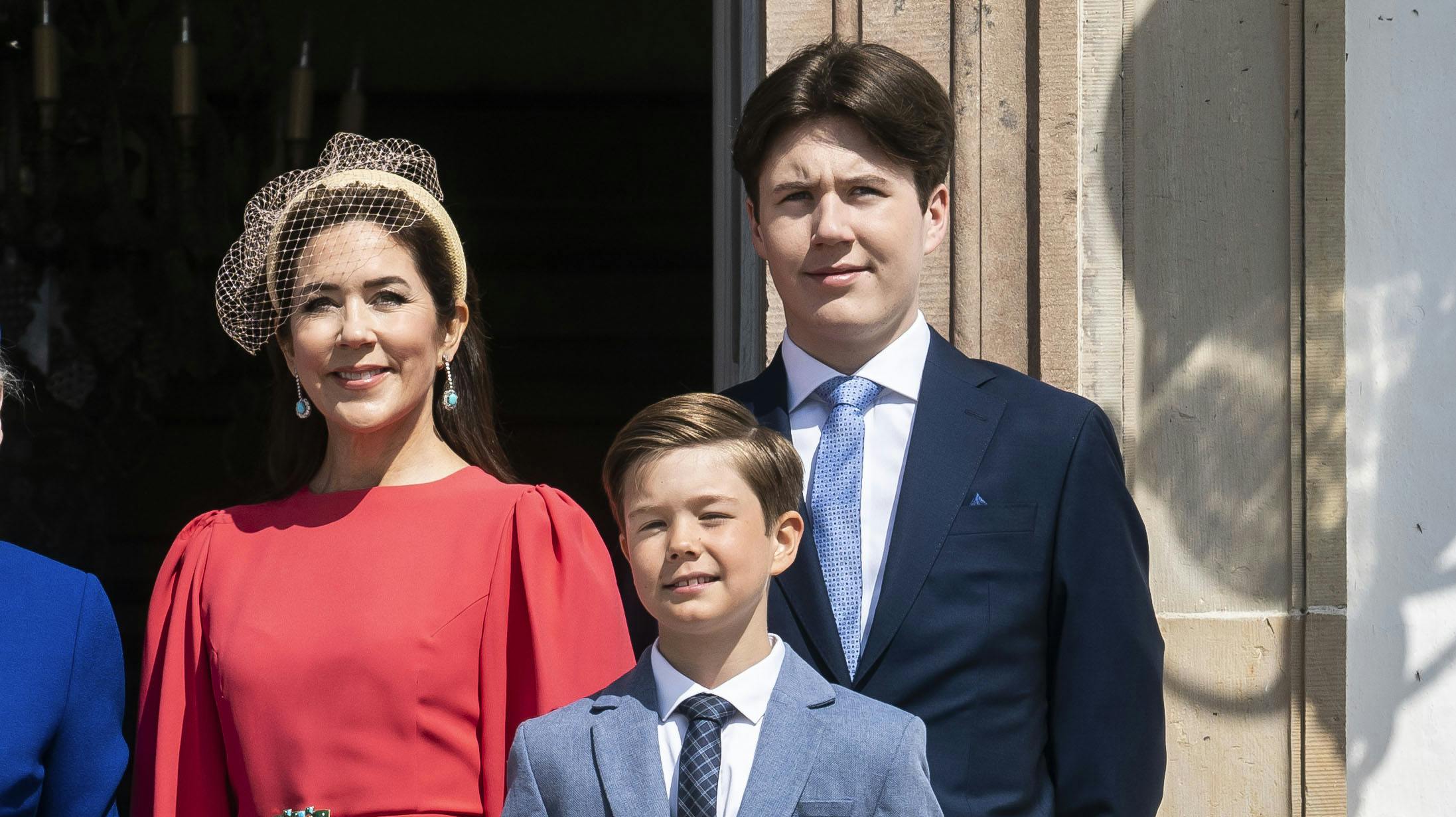 Kronprinsesse Mary sammen med prins Christian og prins Vincent til prinsesse Isabellas konfirmation lørdag. 