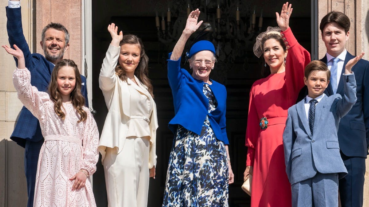 Dronning Margrethe omgivet af familien