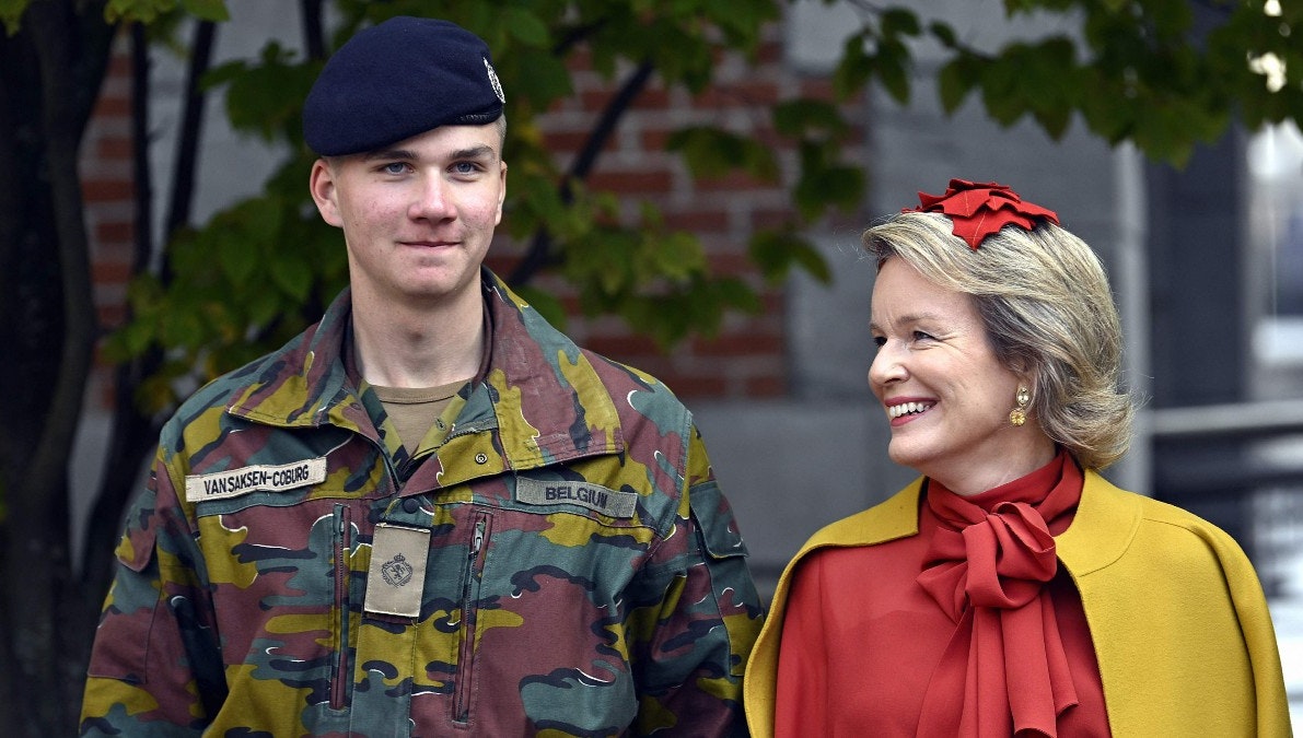 Prins Gabriel og hans stolte mor, dronning Mathilde, ved den militære ceremoni.&nbsp;