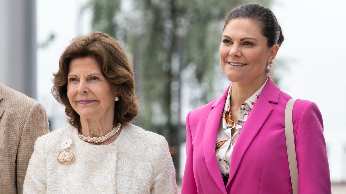 Dronning Silvia og kronprinsesse Victoria i Helsingborg tirsdag.