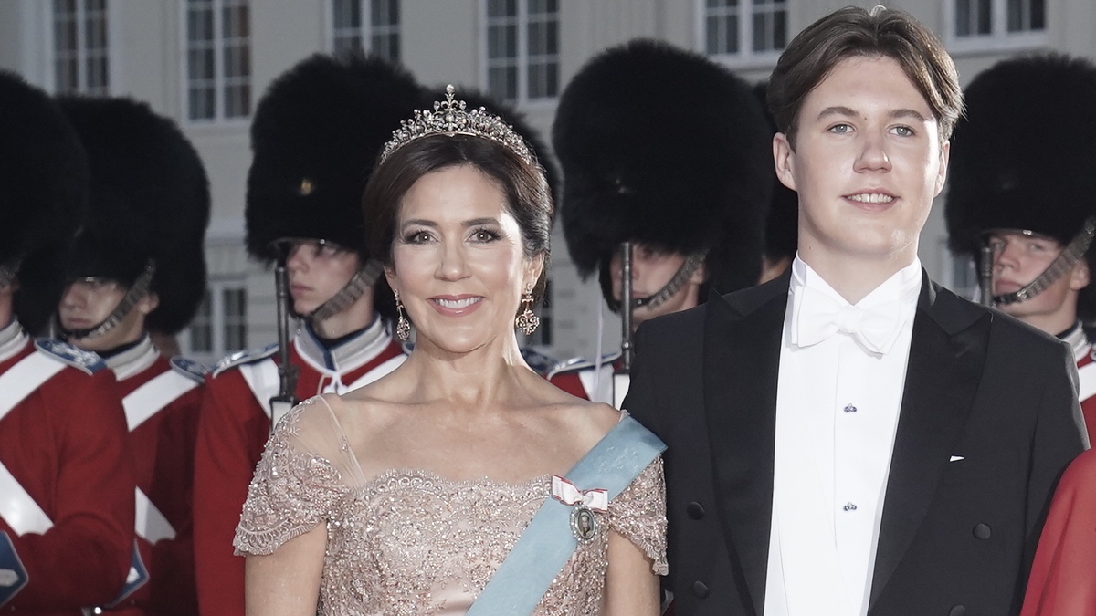 Alt Om Kronprinsesse Marys Festkjole: Her Har Du Set Den Før | BILLED ...