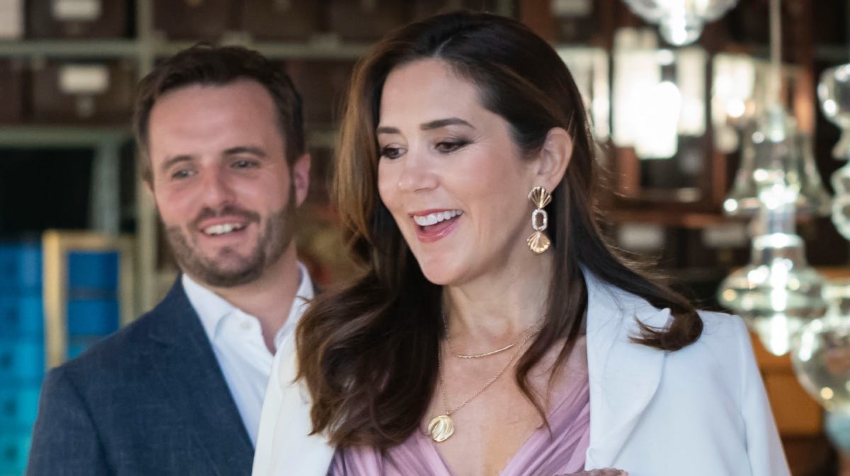 Kronprinsesse Mary til den store gallamiddag i Milano, her sammen med erhvervsminister Simon Kollerup. 