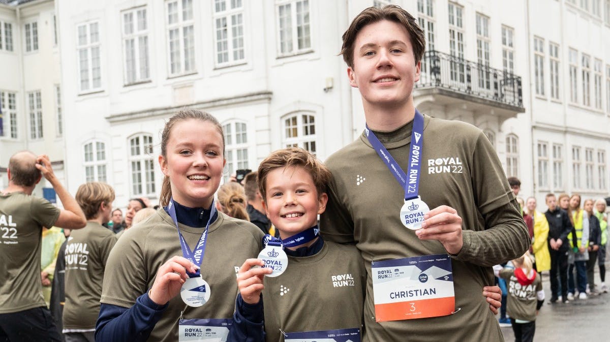 Prinsesse Isabella, prins Vincent og prins Christian efter at have modtaget deres medaljer. 