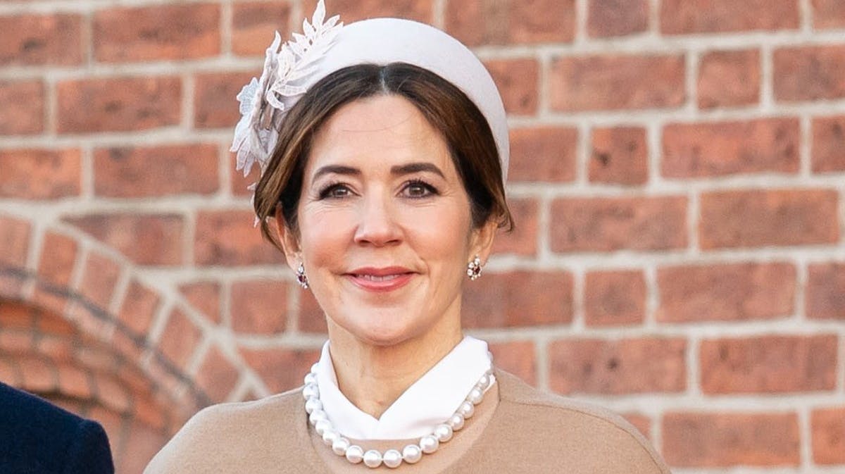 Kronprinsesse Mary med de fornemme øreringe ved kranselægningen ved Roskilde Domkirke fredag. 