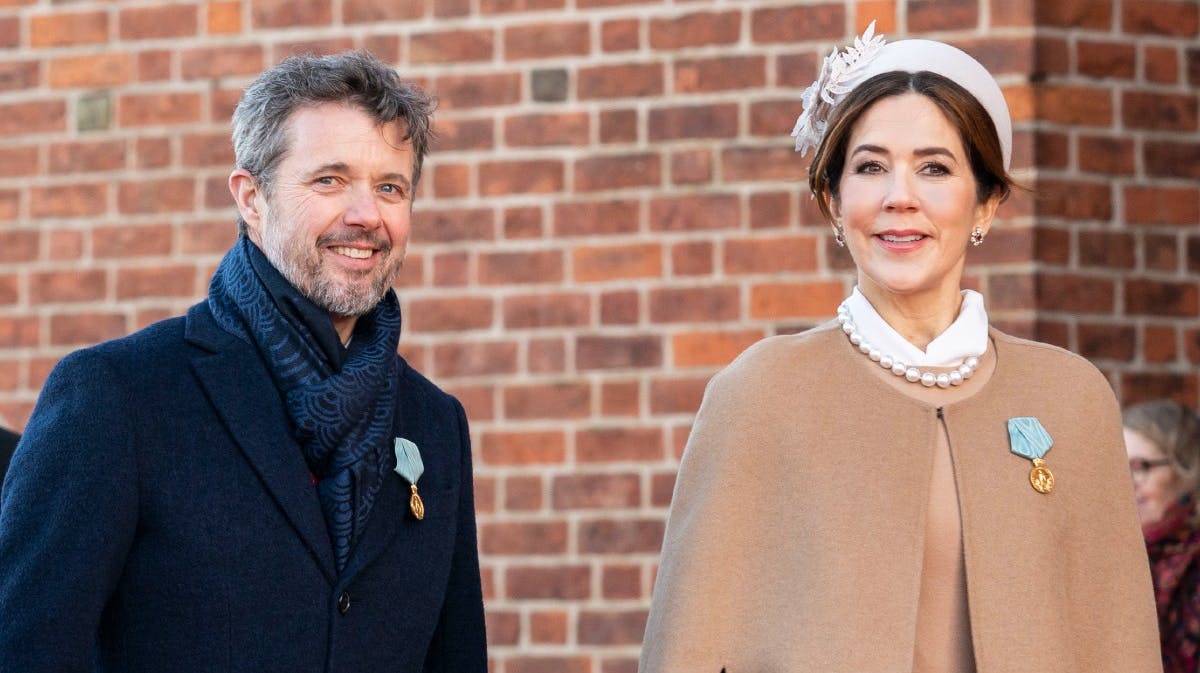 Kronprins Frederik og kronprinsesse Mary ved Roskilde Domkirke fredag i forbindelse med dronningens jubilæumsfejring. 