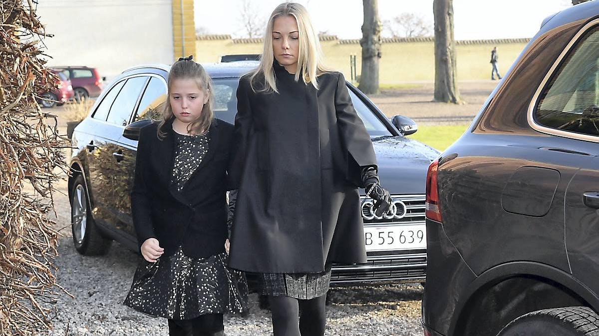 Caroline Fleming og datteren Josephine, 10, ved lensbaron Niels Iuel-Brockdorffs bisættelse.