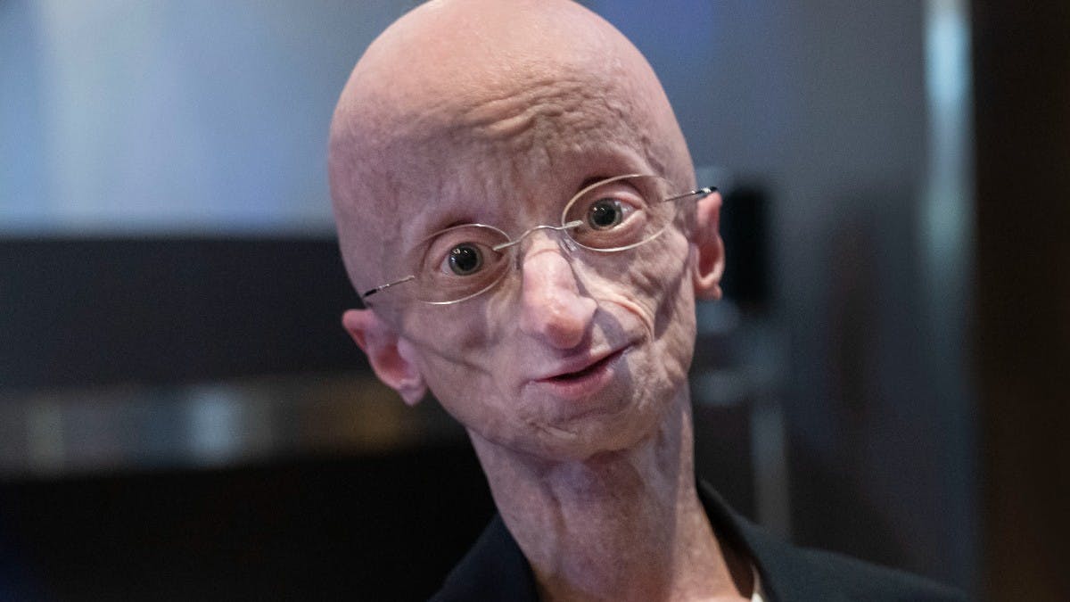 Se billedet Jesper Sørensen omgivet af filmstjerner BILLEDBLADET