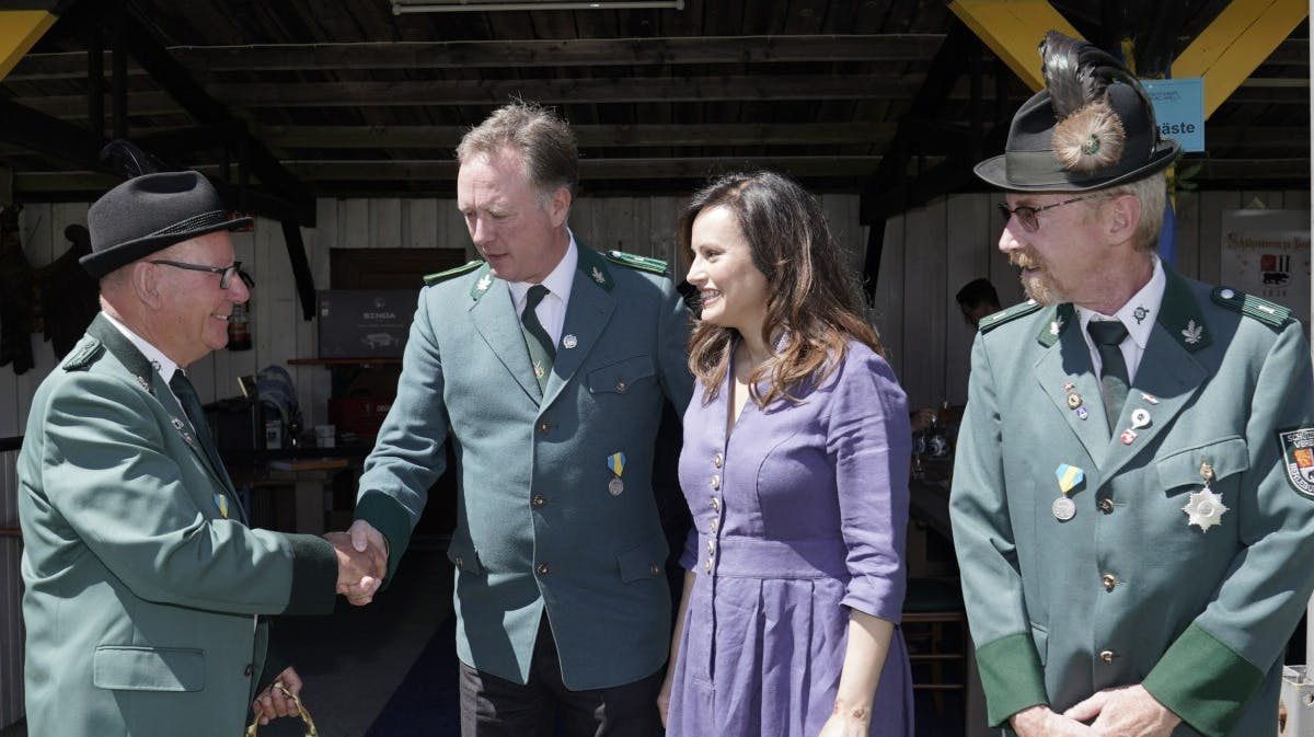 Ole Holde fra Berleburg klubben giver hånd til prinseparret i forbindelse med overrækkelsen af bryllupsgaven til dem. På billedet ses også Olav Bruun Andersen.