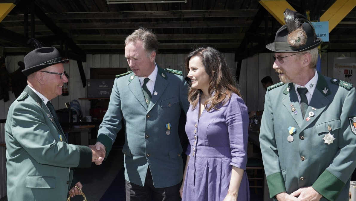 Ole Holde fra Berleburg klubben giver hånd til prinseparret i forbindelse med overrækkelsen af bryllupsgaven til dem. På billedet ses også Olav Bruun Andersen.