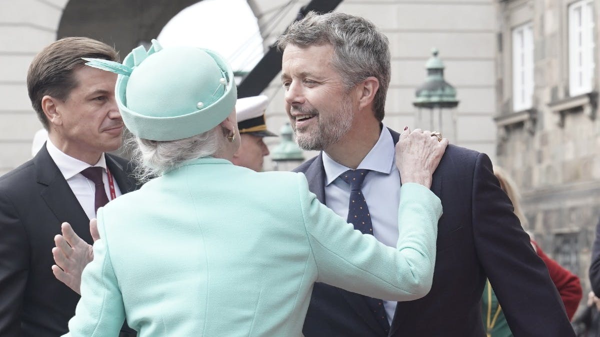 Dronningen hilser på kronprins Frederik ved ankomsten tirsdag. 