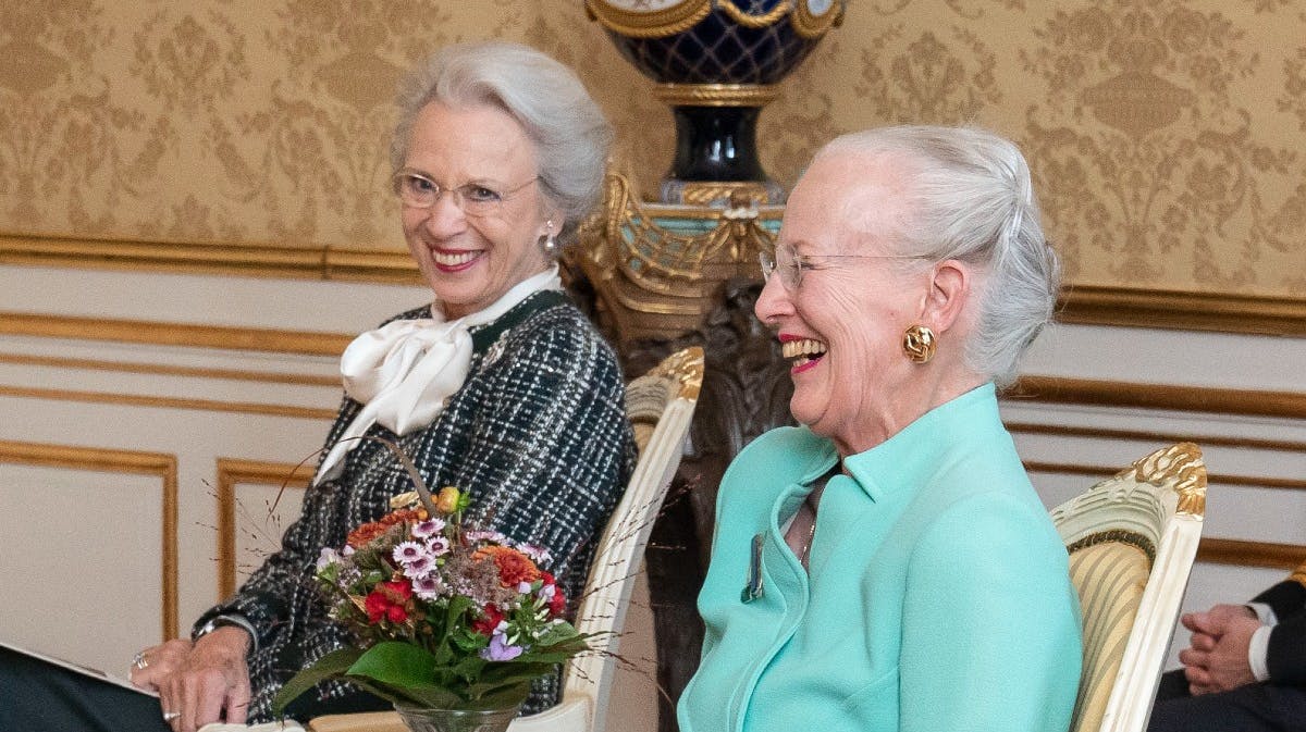 Prinsesse Benedikte og dronning Margrethe hyggede sig under lanceringen af Haandarbejdets Fremmes kalender "Årets Korssting 2023" på Amalienborgmuseet i Christian VIII’s Palæ. 