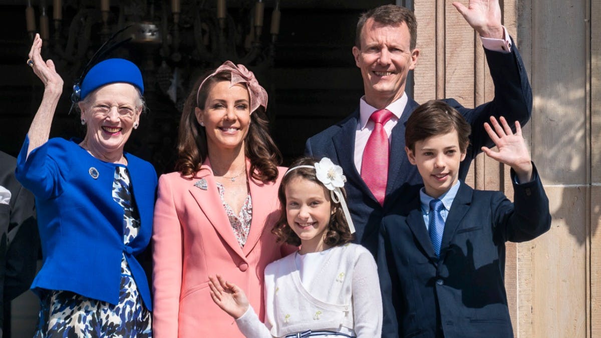 Dronning Margrethe, prinsesse Marie, prinsesse Athena, prins Joachim og prins Henrik til prinsesse Isabella konfirmation.