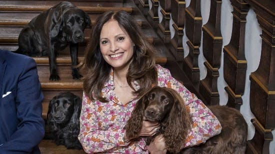 Carina Axelsson med sine dejlige hunde, Jane og Zadie, der sidder på sin ejers skød. Bagved ses en af prins Gustavs lige så skønne labradorer. 