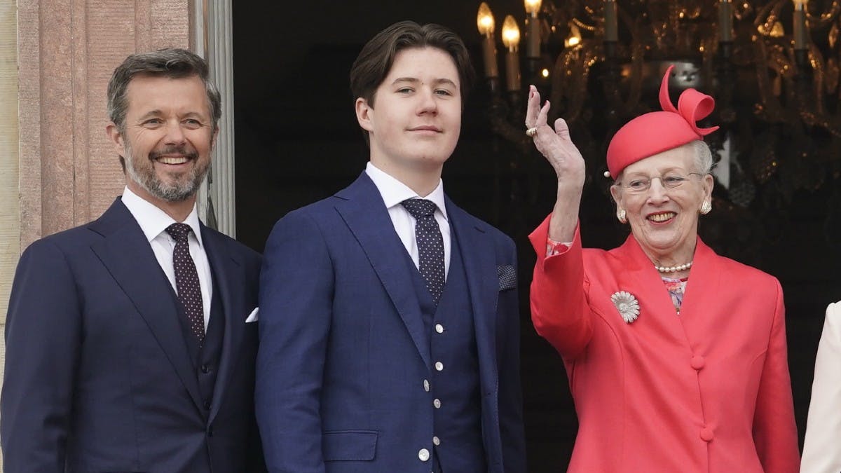 Dronningen sammen med kronprinsen og prins Christian.&nbsp;