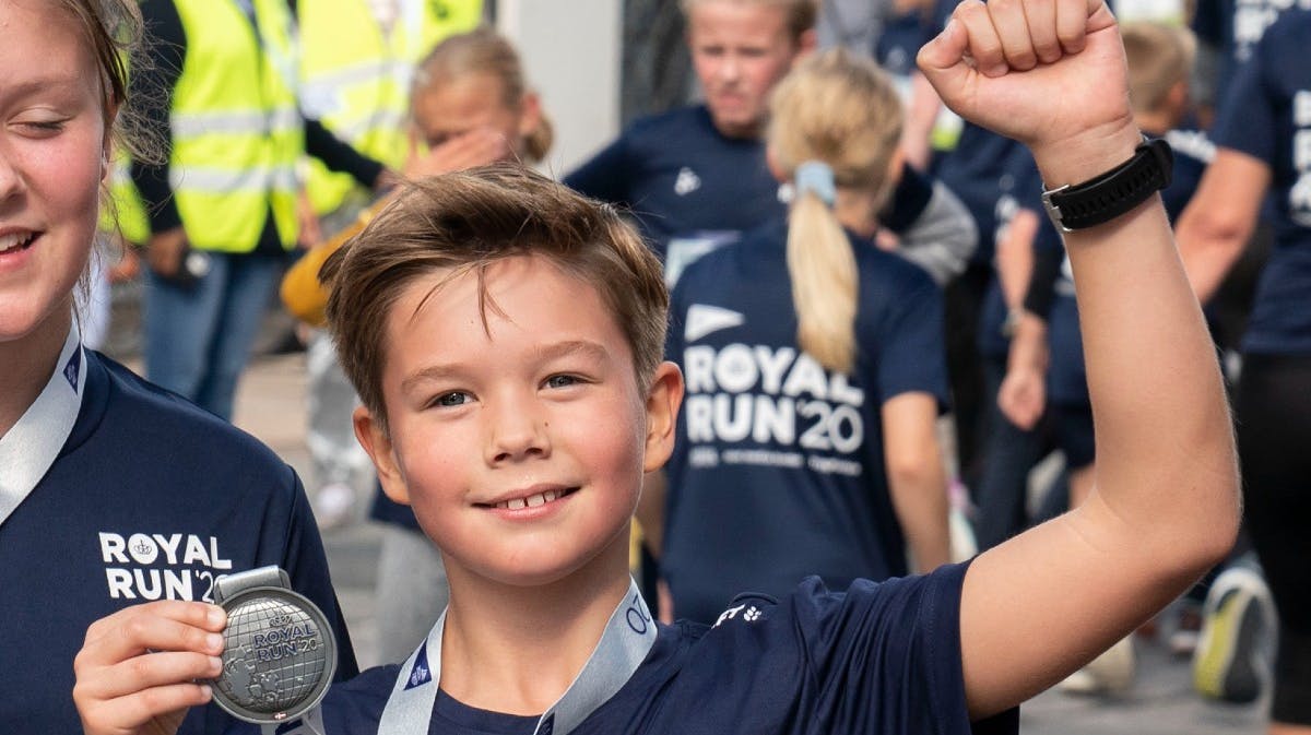 Prins Vincent med sin medalje. 