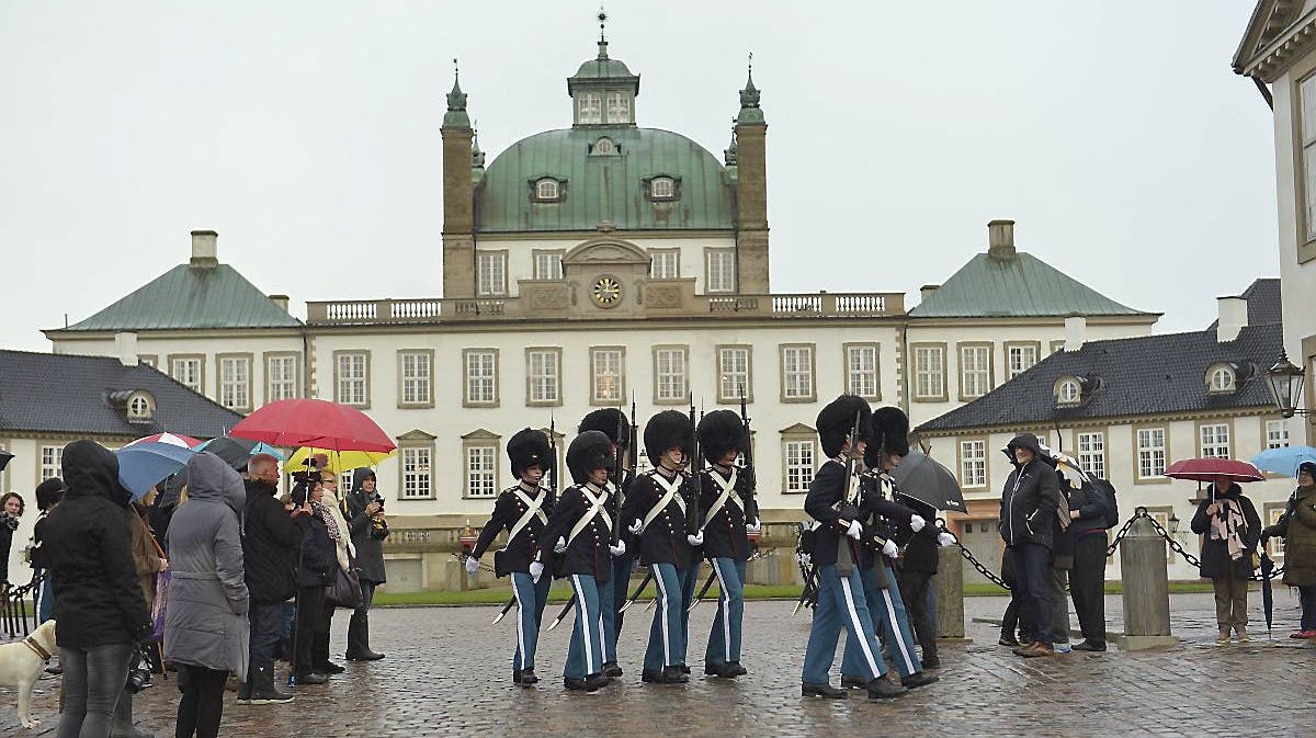 Hvid jul bliver det næppe i Fredensborg, men den kongelige feststeming breder sig helt ud på slotspladsen, hvor mange lokale i dag har lagt vejen forbi.