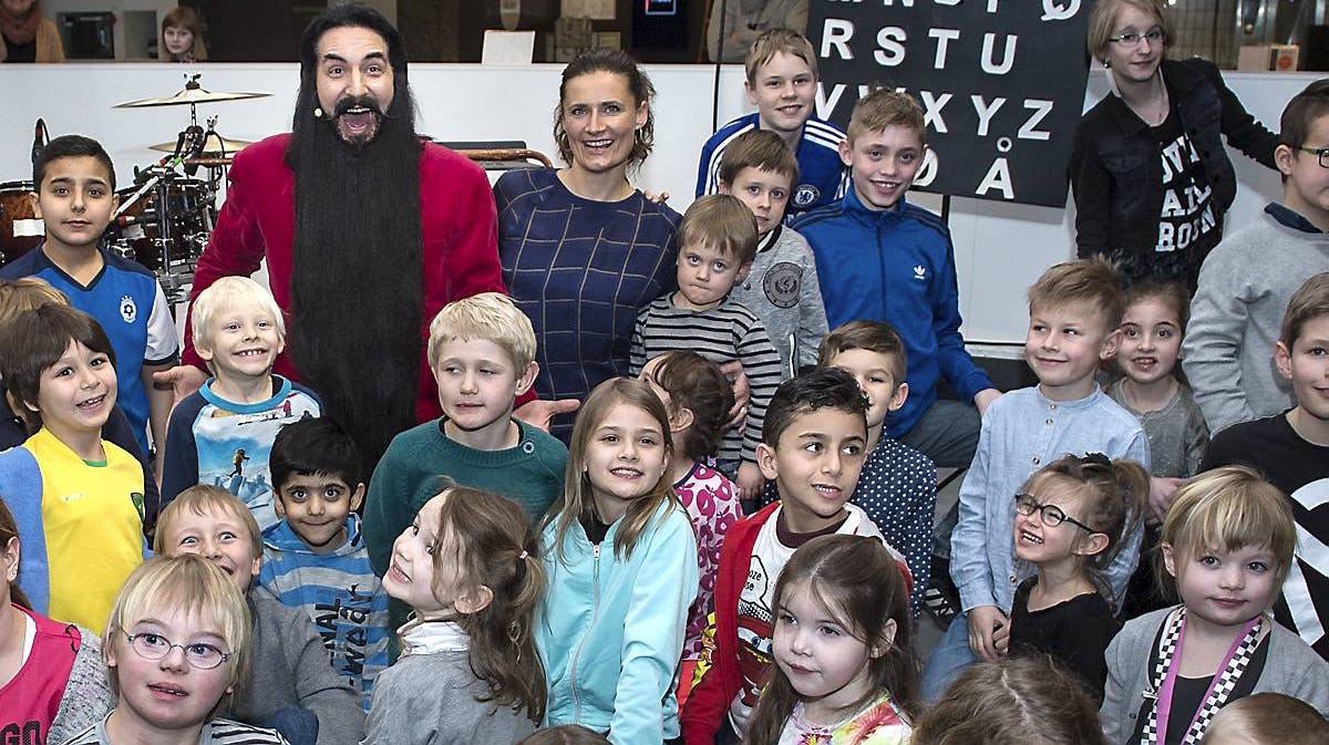 Sisse Fisker og Hr. Skæg omgivet af børn på Rigshospitalet.