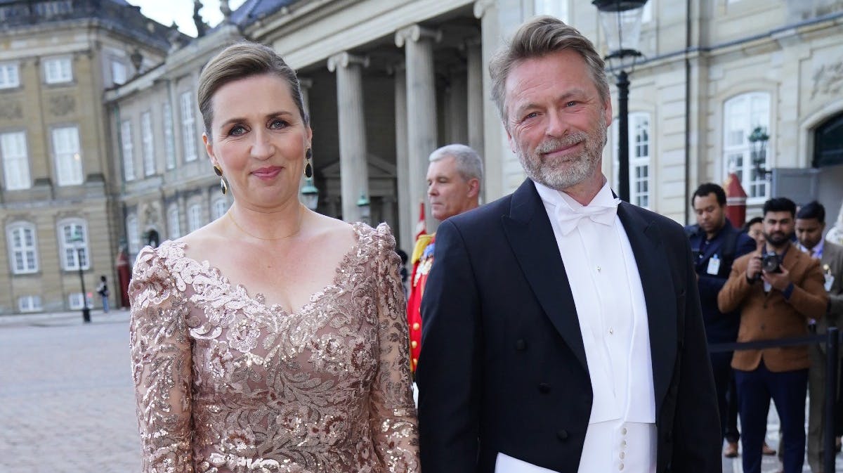Mette Frederiksen med sin mand Bo Tengberg ved ankomsten til dronningens middag på Amalienborg.&nbsp;