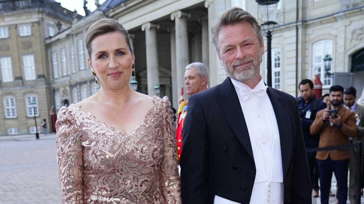 Mette Frederiksen med sin mand Bo Tengberg ved ankomsten til dronningens middag på Amalienborg. 