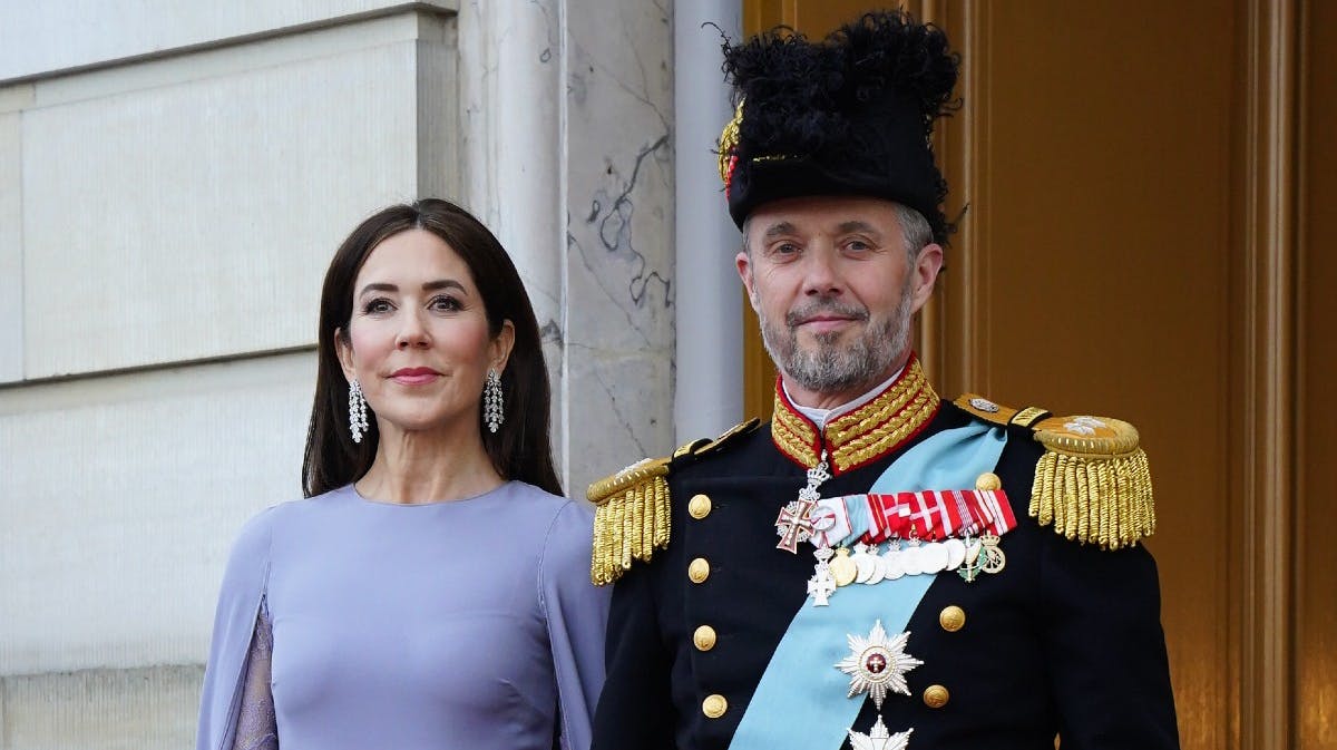 Kronprinsesse Mary og kronprins Frederik på den røde løber på Amalienborg tirsdag aften.