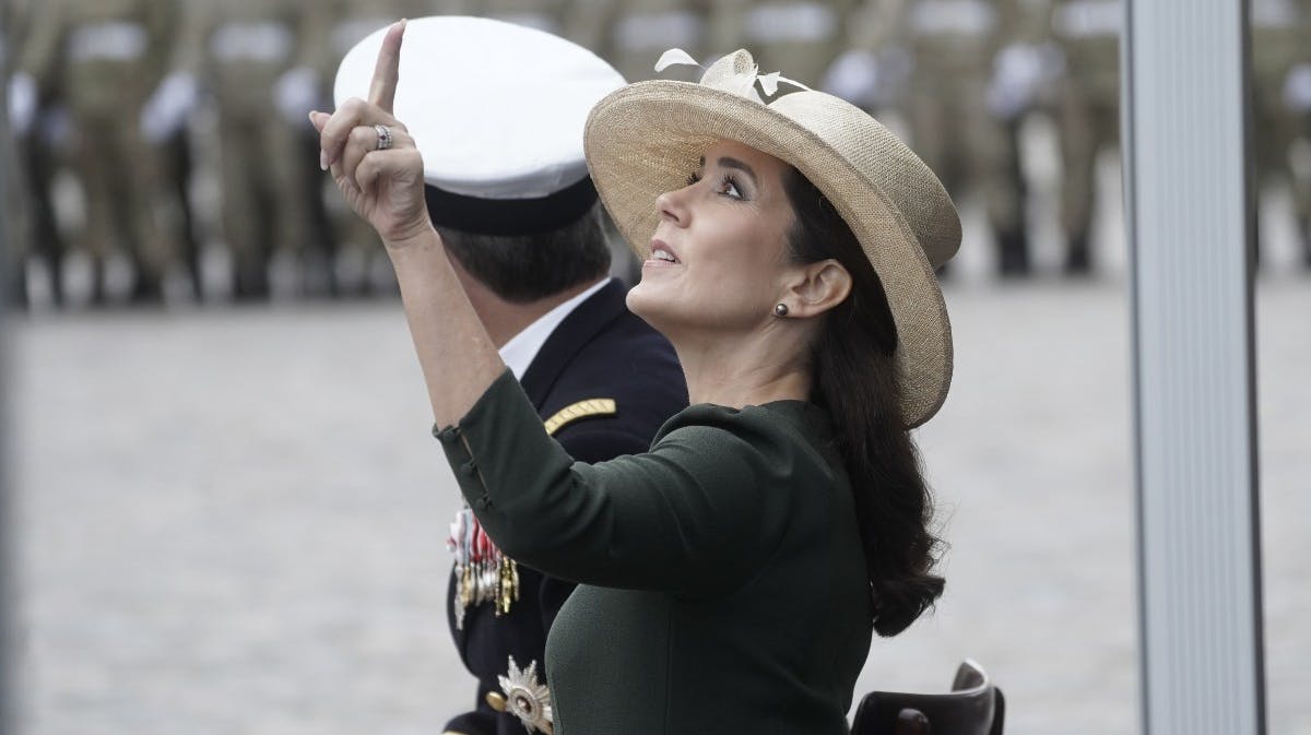 Kronprinsesse Mary peger op mod det imponerende fly, der fløj over paraden.&nbsp;