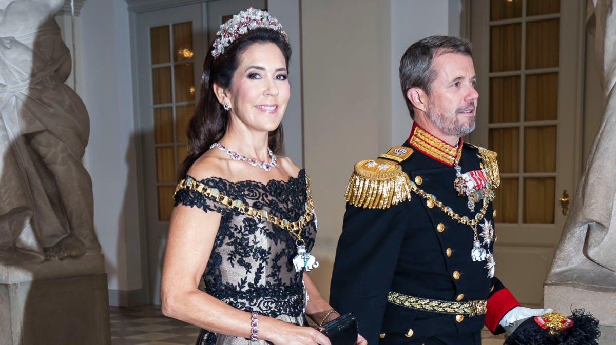 Kronprinsparret ved ankomsten til den store gallataffel på Christiansborg Slot.