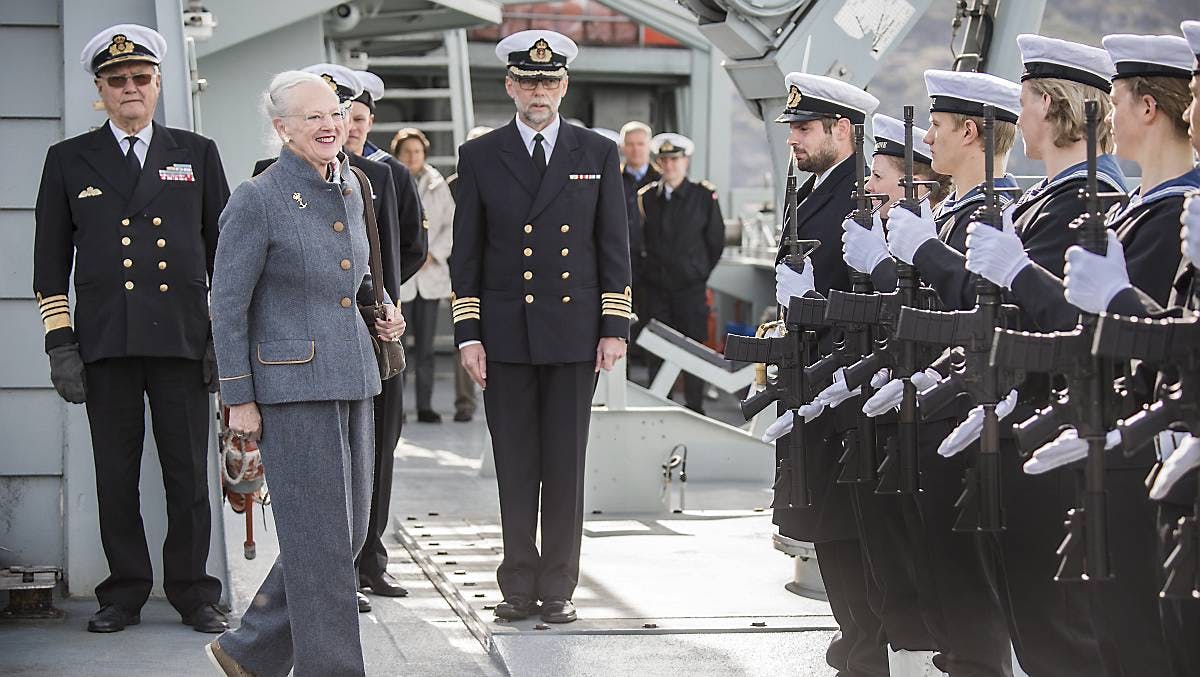 Dronningen inspicerer paraden på Thetis