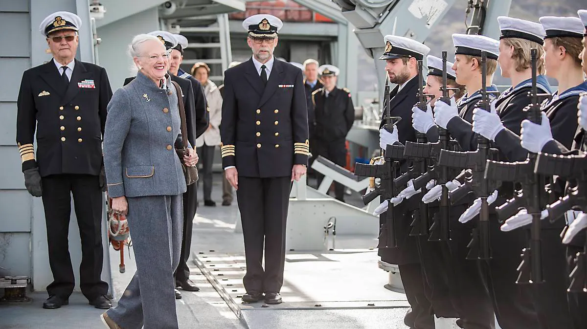 Dronningen inspicerer paraden på Thetis