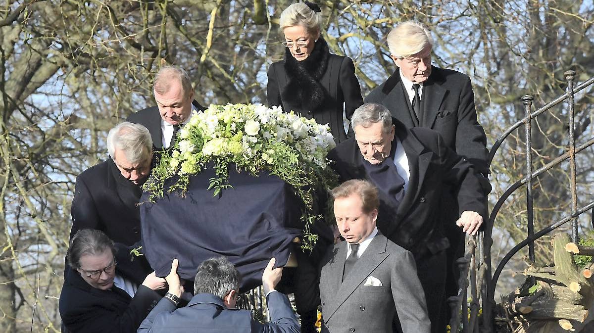 Niels Iuel-Brockdorff begraves fra Valdemars Slots Kirke. I baggrunden Molise Iuel-Brockdorff. Blandt kistebærerne ses blandt andre Molises søn Frederik Krag-Juel-Vind-Frijs og Niels Iuel-Brockdorff og Molise&nbsp;Iuel-Brockdorffs svigersøn Nikolaj Albinu