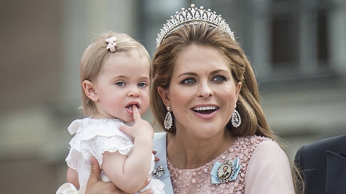 Leonore er endnu ikke gammel nok til at bære diadem som sin mor. Men en blomsterkrans er også sødere til hende