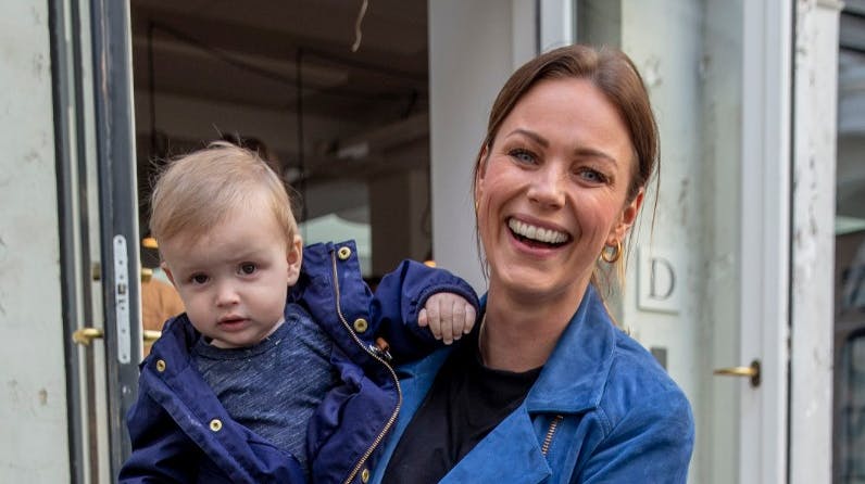 Lisbeth Østergaard med sønnen Carlo. 