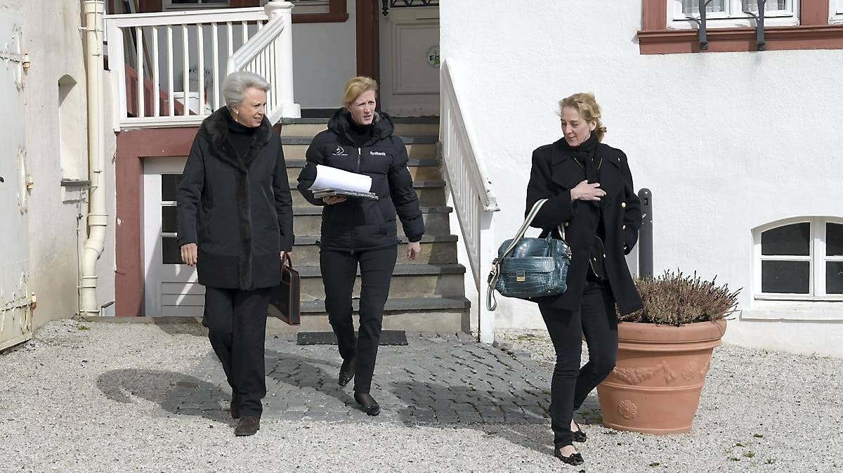 Prinsesse Benedikte, &nbsp;prinsesse Nathalie og prinsesse Alexandra på slotpladsen i Berleburg.